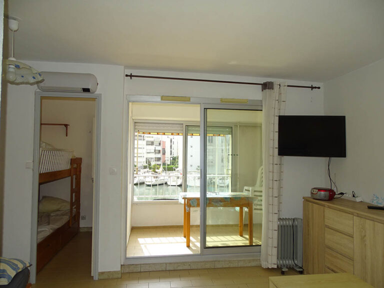 Location vacances au Cap d'Agde : Appartement Cap d’Agde référence 313 : chambre avec lit superposé et séjour